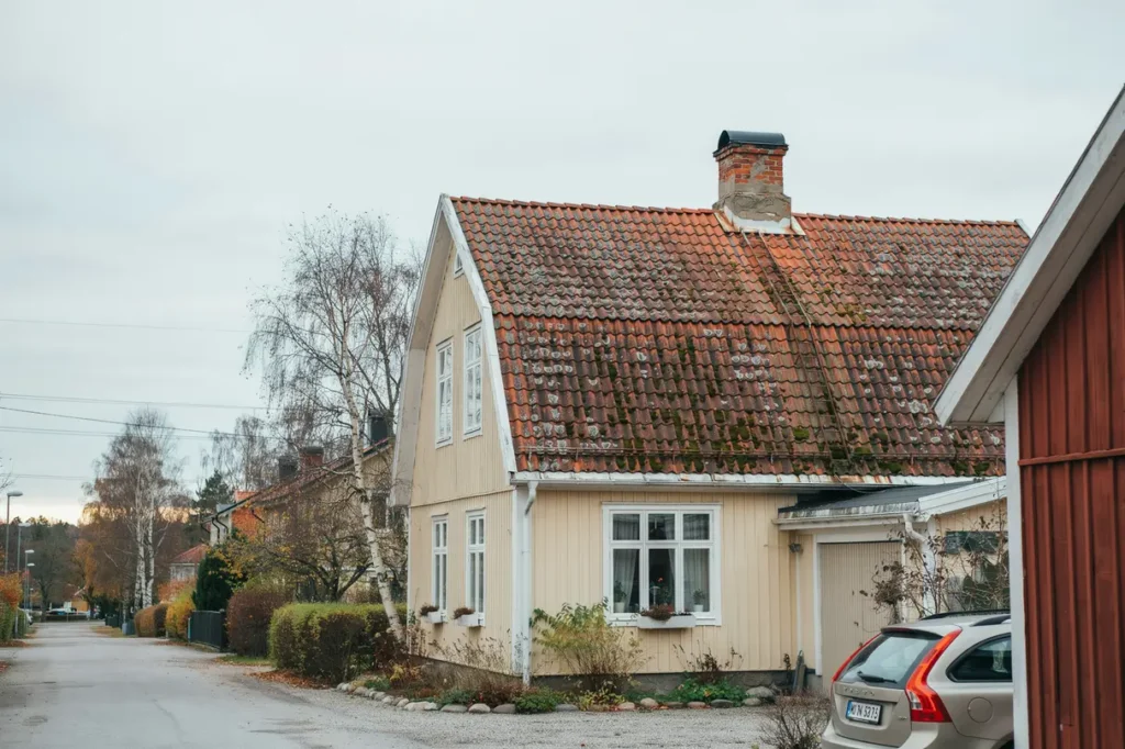 tecken p att ditt tak beh ver ny takm lning och n r det r dags att agera